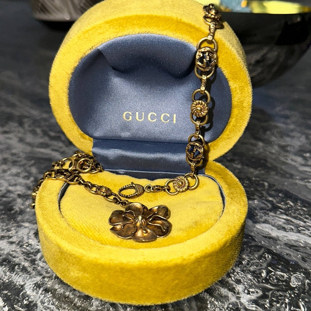 Gucci gold lariat necklace
